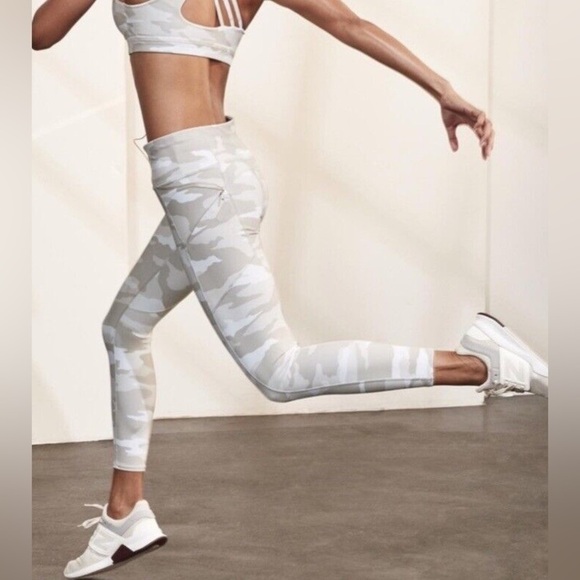 𝅺Athleta Contender Tight 7/8 Athletic Workout Legging White Camo Size Medium M - Picture 1 of 6